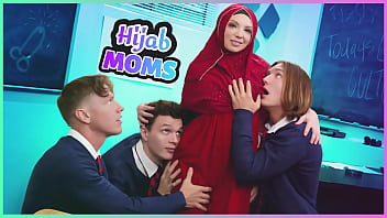 Perempuan Berhijab Yang Menggairahkan Melayani Tiga Pria Sekaligus