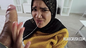 Gadis Berhijab Terpaksa Tunduk Pada Syarat Mesum Kakak Tiri – Naudi Nala