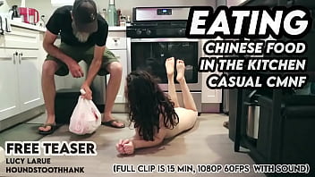Makan Makanan Cina Di Dapur Dengan Gaya Cmnf Yang Santai Dan Menggoda