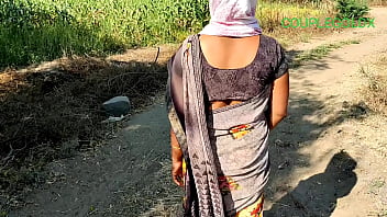 Seorang Wanita Berjalan Di Ladang, Tubuhnya Bergoyang Seksi Dan Membuat Orang Tak Bisa Berpaling