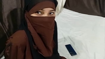 Malam Panas Itu, Adik Tiri Muslimah Genit Itu Membuka Hijab Dan Mengajak Kakak Tirinya Bercinta Di Ranjang