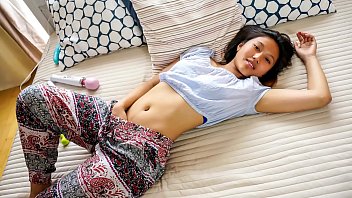 Petualangan Orgasme – May Thai, Gadis Asia Cantik, Mengejar Klimaks Erotis Dengan Vibrator