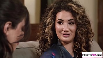 Sensasi Lesbian Arab Berpayudara Besar Duduki Wajah Kru Pengiriman Yang Seksi