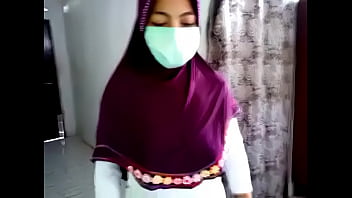 Jilbab Terbuka, Godaan Ranum Di Balik Kain Suci