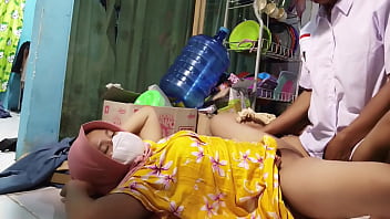 Diajak Ngentot Sama Ibu Tiri Sebelum Berangkat Sekolah