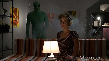 Ibu Rumah Tangga Kesepian Dihardik Alien Hingga Puas Di Malam Halloween