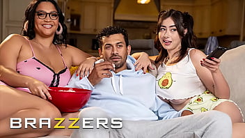 Ashlyn Peaks Dan Chloe Surreal Menggoda Crush Mereka Untuk Nonton Film Yang Berujung Tiga Serangkai Panas