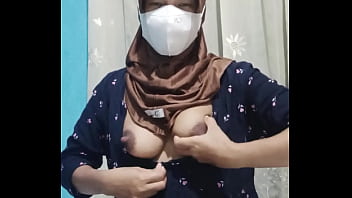 Gadis Berhijab Panas Meremas-raba Tubuhnya Sendiri Saat Rumah Sepi Dan Tak Ada Yang Mengganggu