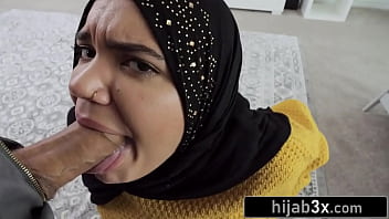 Adik Tiri Berhijab Yang Panas Menggoda Menggoyang Kontol Gede Kakak Tirinya Demi Uang (naudi Nala)
