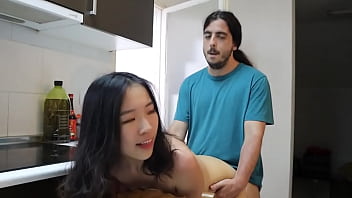 留学美女偷情厨房，男友不在被洋人猛干，无套内射嫩穴