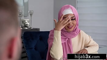 Gadis Muslim Manis Bergairah Dengan Hijab Yang Tetap Terpasang