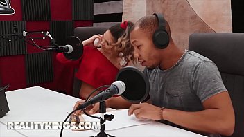 Gadis Putih Berlekuk Sensual (athena Faris) Diam-diam Mencicipi Batang Hitam Besar (ricky Johnson) – Reality Kings