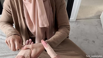 Ibu Tiri Arab Menggoda Anak Laki-laki Yang Tangannya Patah Dengan Bantuan Yang Menggairahkan