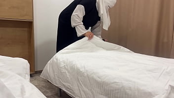 Pelayan Hotel Arab Menggoda Tamu Di Kamar Dengan Memamerkan Vaginanya Yang Sempit