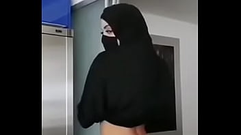 Perempuan Berhijab Montok Dengan Payudara Besar Melakukan Tarian Striptease