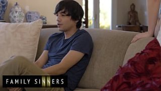 Ibu Tiri Seksi, Bunny Madison, Menghibur Anak Tirinya Ricky Spanish Dengan Rayuan Mesra Setelah Putus Cinta