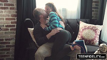 Holly Hendrix Menukar Analnya Demi Creampie Yang Menggoda