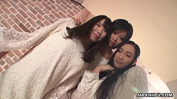 Tiga Gadis Asia Panas Saling Menjilati Memek Mereka