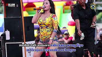 Dua Penyanyi Cantik Menggoyang Panggung Dengan Tarian Liar, Dikelilingi Pria Yang Tergoda