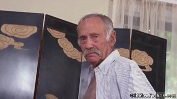 Nenek Panas Merayu Pemuda Dan Beruang Tua Untuk Pertama Kalinya Dalam Petualangan Seksual Yang Liar