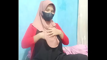 Perempuan Berhijab Indonesia Memuaskan Diri Dengan Dildo Hingga Klimaks