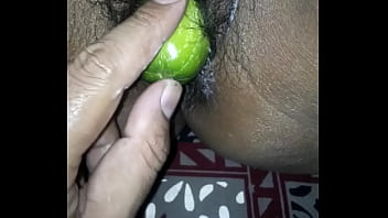 Istri Desi Melahap Mentimun Dengan Penuh Nafsu