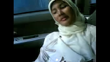 Mobil Panas Dengan Gadis Berjilbab Yang Menggoda