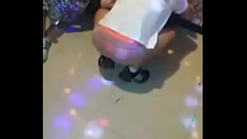 Di Dalam Ruang Karaoke, Gadis Itu Melepas Celana Dalamnya Dengan Gaya Yang Menggoda