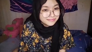 Gadis Berhijab Berkacamata Yang Asyik Menggoda Diri Sendiri