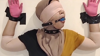Perempuan Berjilbab Yang Diikat Dengan Nafsu