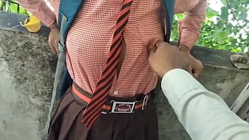 Gadis Desa Lokal India Yang Cantik Dan Seksi Merekam Adegan Panas Di Luar Ruangan Saat Masih Berseragam Sekolah