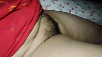 Bhabhi Desi Yang Menggoda Sedang Membersihkan Bulu Lebat Kemaluannya Yang Basah