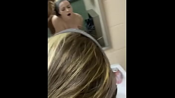 Gadis Manis Dibungkukkan Di Wastafel Toilet Umum