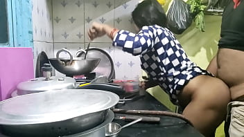 गांव से आई भोली नौकरानी को कुछ पता नहीं था, तो मालिक ने उसका बेजा फायदा उठाकर उसे चोद डाला