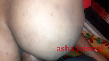 गांव की देसी आंटी अकेली जा रही थी, मैंने उसे पटा कर पहली बार गाड़ी में जोरदार चुदाई की