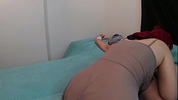 Perempuan Arab Muslim Berhijab Duduk Di Atas Kontol