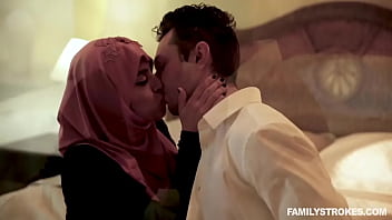 Gadis Muslim Tiru Berpayudara Besar Ella Knox Balas Dendam Ke Ibu Tiri Yang Keras Dengan Menggoda Ayah Tirinya