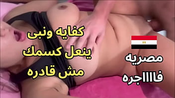 Arabi Panas Berdiri Di Balkon, Meremas Memekku Di Tembok Sampai Basah. Suami Tetanggaku Melihatku, Turun Dan Ngentotiku Habis-habisan Karena Aku Sudah Sangat Horny Dan Tak Tahan Lagi.