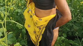 ममता सरसों के खेत में अकेली थी जब उसके पति ने मौका देखकर बाहर खुले में ज़ोरदार चुदाई की, हर चीख साफ सुनाई दे रही थी