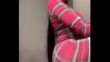Gadis Asia Menggoyangkan Pantat Montoknya Yang Ranum Sambil Bergoyang Di Instagram Live Mengikuti Lagu Barunya, Dengan Gerakan Mulut Yang Menggoda