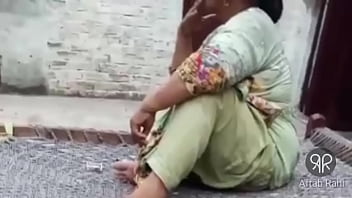 Tante Pakistan Desi Seksi Merokok Dengan Gaya Menggoda