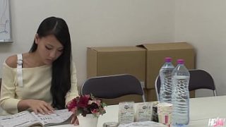 Gadis Jepang Ren Azumi Tergila-gila Menelan Dua Kontol Besar
