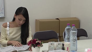 Gadis Jepang Ren Azumi Tergila-gila Menelan Dua Kontol Besar