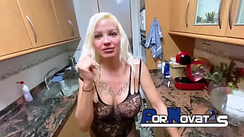 Ibu Rumah Tangga Spanyol Digoda Hingga Teler Di Dapur Oleh Kontol Gagah Pria Spanyol