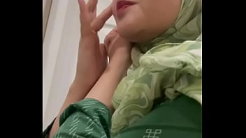 Gadis Berhijab Dengan Pesona Menggoda