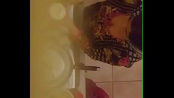 Tante Desi Yang Hot Dengan Belahan Dada Menggoda