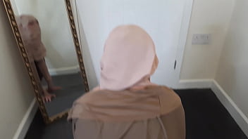 Gadis Muslim Arab Berhijab Dengan Pantat Besar Ditusuki Kasar Hingga Basah