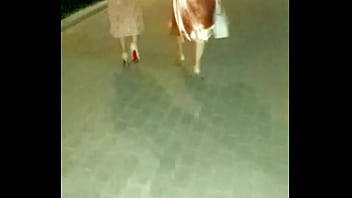 Gaun Sutra Emas Tiongkok Yang Membelai Lekuk Tubuh