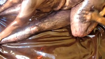 Istri Rumahan Dengan Bokong Besar Dan Seksi Yang Menggoda
