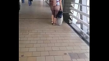 Tante China Memamerkan Pantatnya Yang Menggoda